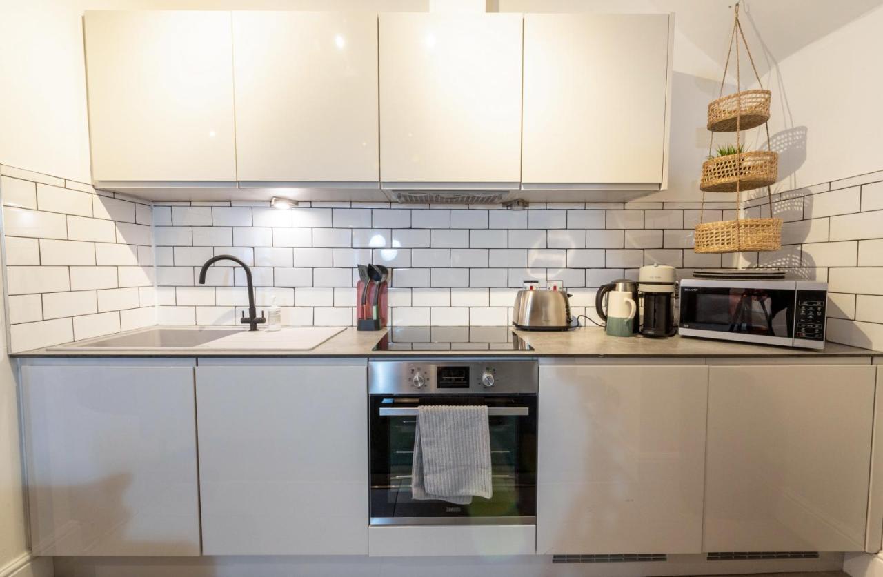 Contemporary Apartment On The Historic Rows Chester Extérieur photo