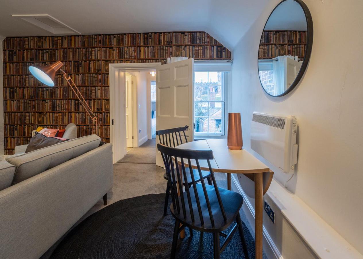 Contemporary Apartment On The Historic Rows Chester Extérieur photo